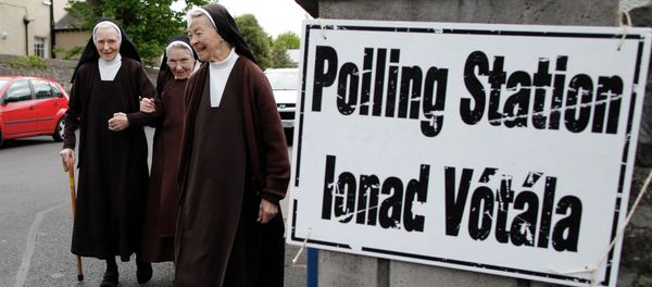 Carmelite sisters leave a polling station in Malahide, County Dublin, Ireland, Friday, May 22, 2015. Ireland began voting Friday in a referendum on gay marriage. - Sputnik International
