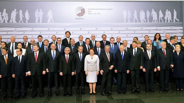 Leaders pose for a family picture on the second day of the fourth European Union (EU) eastern Partnership Summit in Riga, on May 22, 2015 as Latvia holds the rotating presidency of the EU Council - Sputnik International