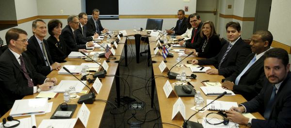 Assistant US Secretary of State for Western Hemisphere Affairs Roberta Jacobson (3rd L) and Josefina Vidal (4th R), director general of the US division of the Cuban foreign ministry, sit with their delegations at the fourth round of closed talks to re-establish diplomatic relations between the United States and Cuba at the State Department in Washington May 21, 2015 - Sputnik International