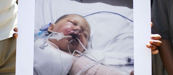 The official response of Georgia police officers who threw a flashbang grenade into a baby's crib, severely burning and nearly killing him, has been to blame the baby for criminal conduct. The official response of Georgia police officers who threw a flashbang grenade into a baby's crib, severely burning and nearly killing him, has been to blame the baby for criminal conduct. - Sputnik International
