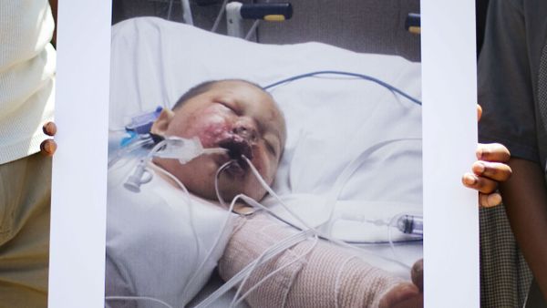 The official response of Georgia police officers who threw a flashbang grenade into a baby's crib, severely burning and nearly killing him, has been to blame the baby for criminal conduct. - Sputnik International