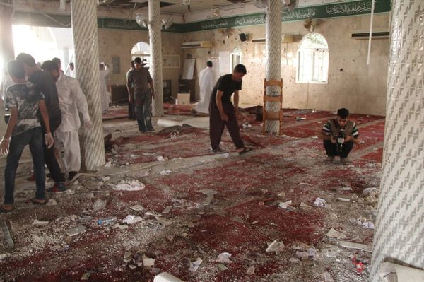 People examine the debris after a suicide bomb attack at the Imam Ali mosque in the village of al-Qadeeh in the eastern province of Gatif, Saudi Arabia, May 22, 2015 People examine the debris after a suicide bomb attack at the Imam Ali mosque in the village of al-Qadeeh in the eastern province of Gatif, Saudi Arabia, May 22, 2015 - Sputnik International
