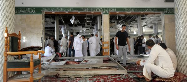 Saudi men reacts following a blast inside a mosque, in the mainly Shiite Saudi Gulf coastal town of Qatif, 400 kms east of Riyadh, on May 22, 2015 Saudi men reacts following a blast inside a mosque, in the mainly Shiite Saudi Gulf coastal town of Qatif, 400 kms east of Riyadh, on May 22, 2015 - Sputnik International