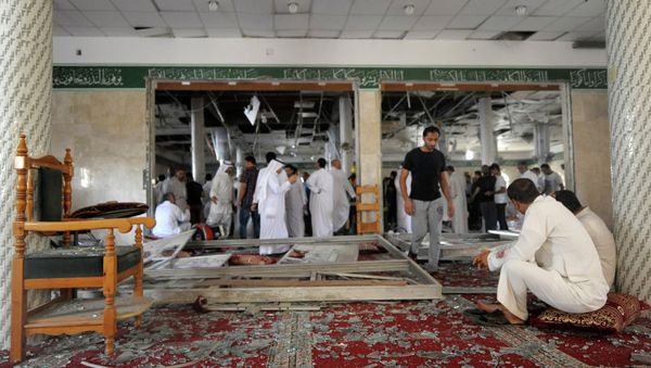 Saudi men reacts following a blast inside a mosque, in the mainly Shiite Saudi Gulf coastal town of Qatif, 400 kms east of Riyadh, on May 22, 2015 Saudi men reacts following a blast inside a mosque, in the mainly Shiite Saudi Gulf coastal town of Qatif, 400 kms east of Riyadh, on May 22, 2015 - Sputnik International