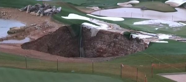 Large sinkhole opens at golf course in Missouri - Sputnik International