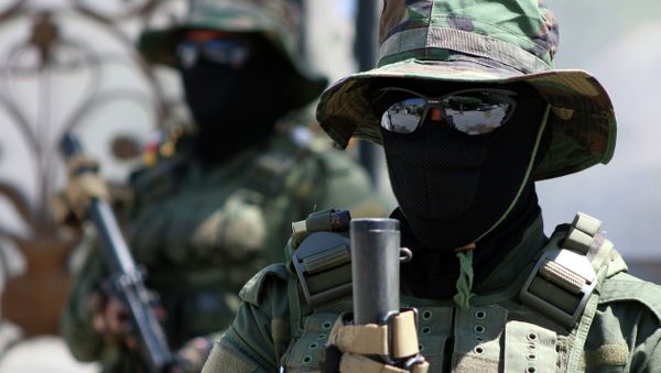 Iraqi fighters of the Shiite militia Asaib Ahl al-Haq (The League of the Righteous) stand guard outside their headquarters on May 18, 2015 Iraqi fighters of the Shiite militia Asaib Ahl al-Haq (The League of the Righteous) stand guard outside their headquarters on May 18, 2015 - Sputnik International