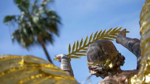 A Golden Angel statue, commemorating the 100th anniversary of the WW1, shows a Palme d'Or symbol outside the Carlton Hotel before the start of the 68th Cannes Film Festival in Cannes, Southern France, May 11, 2015 - Sputnik International