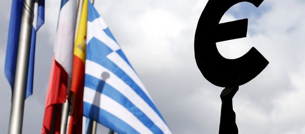 A Greek flag flies behind a statue to European unity outside the EU Parliament in Brussels, Belgium, May 20, 2015 - Sputnik International