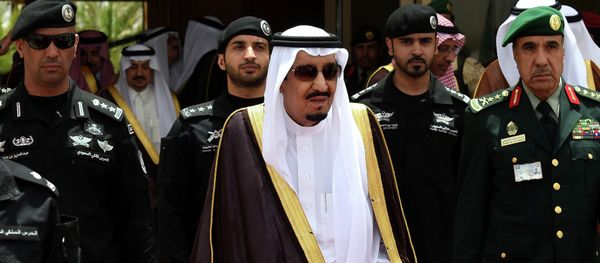 Saudi King Salman bin Abdulaziz (C) walks surrounded by security officers Saudi King Salman bin Abdulaziz (C) walks surrounded by security officers - Sputnik International