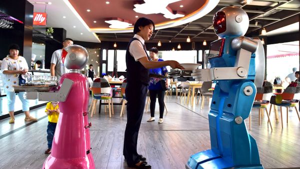 A waitress places dishes on a tray carried by a robot couple at a restaurant in Jinhua, Zhejiang province, China, May 18, 2015 A waitress places dishes on a tray carried by a robot couple at a restaurant in Jinhua, Zhejiang province, China, May 18, 2015 - Sputnik International