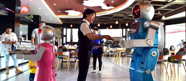 A waitress places dishes on a tray carried by a robot couple at a restaurant in Jinhua, Zhejiang province, China, May 18, 2015 A waitress places dishes on a tray carried by a robot couple at a restaurant in Jinhua, Zhejiang province, China, May 18, 2015 - Sputnik International