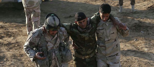 Iraqi soldiers help a wounded comrade in the area of Sayed Ghareeb, near Dujail, some 70 kilometres north of Baghdad - Sputnik International