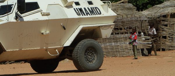 UN-African Union mission to Darfur (UNAMID) vehicle patrols a street in the city of Nyala in Sudan's Darfur, on November 5, 2014 - Sputnik International