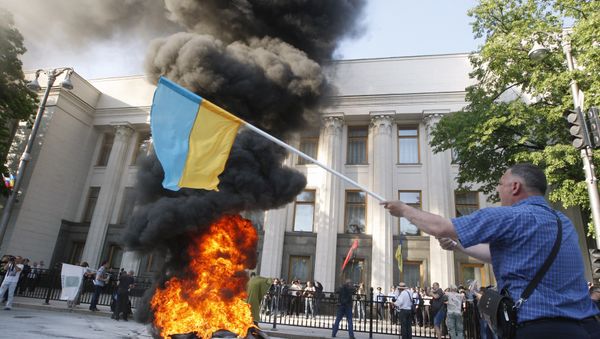 Protesters burn tires during a rally supporting a law on the restructuring of foreign currency loans in front of the Ukrainian Parliament in Kiev on May 21, 2015 Protesters burn tires during a rally supporting a law on the restructuring of foreign currency loans in front of the Ukrainian Parliament in Kiev on May 21, 2015 - Sputnik International