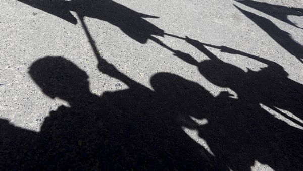 Shadows of children are reflected on the ground as they participate in an anti-Saudi protest outside the United Nations headquarters in Sanaa May 14, 2015 - Sputnik International