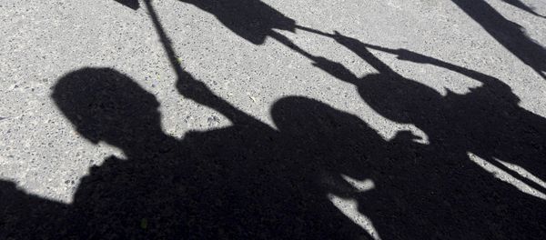 Shadows of children are reflected on the ground as they participate in an anti-Saudi protest outside the United Nations headquarters in Sanaa May 14, 2015 - Sputnik International