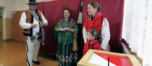 People wearing traditional outfits prepare to cast their ballots during the second round of presidential elections at a polling station in Zakopane, Poland May 24, 2015 People wearing traditional outfits prepare to cast their ballots during the second round of presidential elections at a polling station in Zakopane, Poland May 24, 2015 - Sputnik International