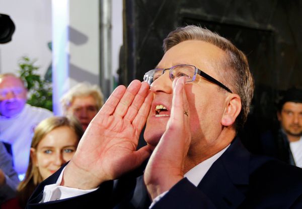 Poland's incumbent President and presidential candidate from the Civic Platform Party (PO) Bronislaw Komorowski shouts to supporters as he leaves his election campaign headquarters after the announcement of the first exit polls in the second round of the Polish presidential elections, in Warsaw, Poland May 24, 2015 Poland's incumbent President and presidential candidate from the Civic Platform Party (PO) Bronislaw Komorowski shouts to supporters as he leaves his election campaign headquarters after the announcement of the first exit polls in the second round of the Polish presidential elections, in Warsaw, Poland May 24, 2015 - Sputnik International