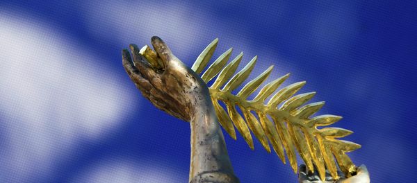 A Palme d'Or symbol is holding by a Golden Angel statue, commemorating the 100th anniversary of the WW1, outside the Carlton Hotel before the start of the 68th Cannes Film Festival in Cannes, southern France - Sputnik International