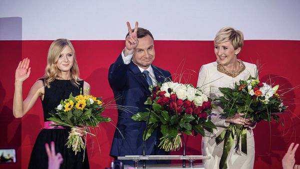 Andrzej Duda (C), presidential candidate of Law and Justice (PiS) right wing opposition party celebrates with his wife Agata (R) and daughter Kinga (L) after the announcement of the exit poll results of the second round of the presidential election in Warsaw, on May 24, 2015 Andrzej Duda (C), presidential candidate of Law and Justice (PiS) right wing opposition party celebrates with his wife Agata (R) and daughter Kinga (L) after the announcement of the exit poll results of the second round of the presidential election in Warsaw, on May 24, 2015 - Sputnik International