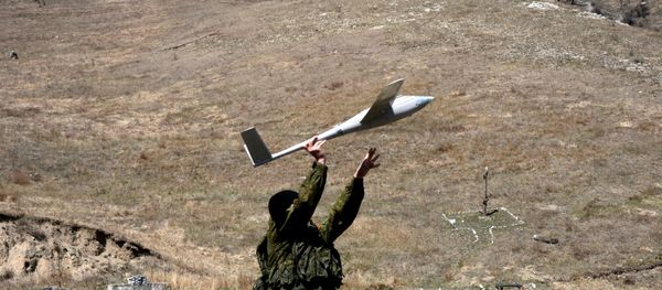Army serviceman launches a drone - Sputnik International
