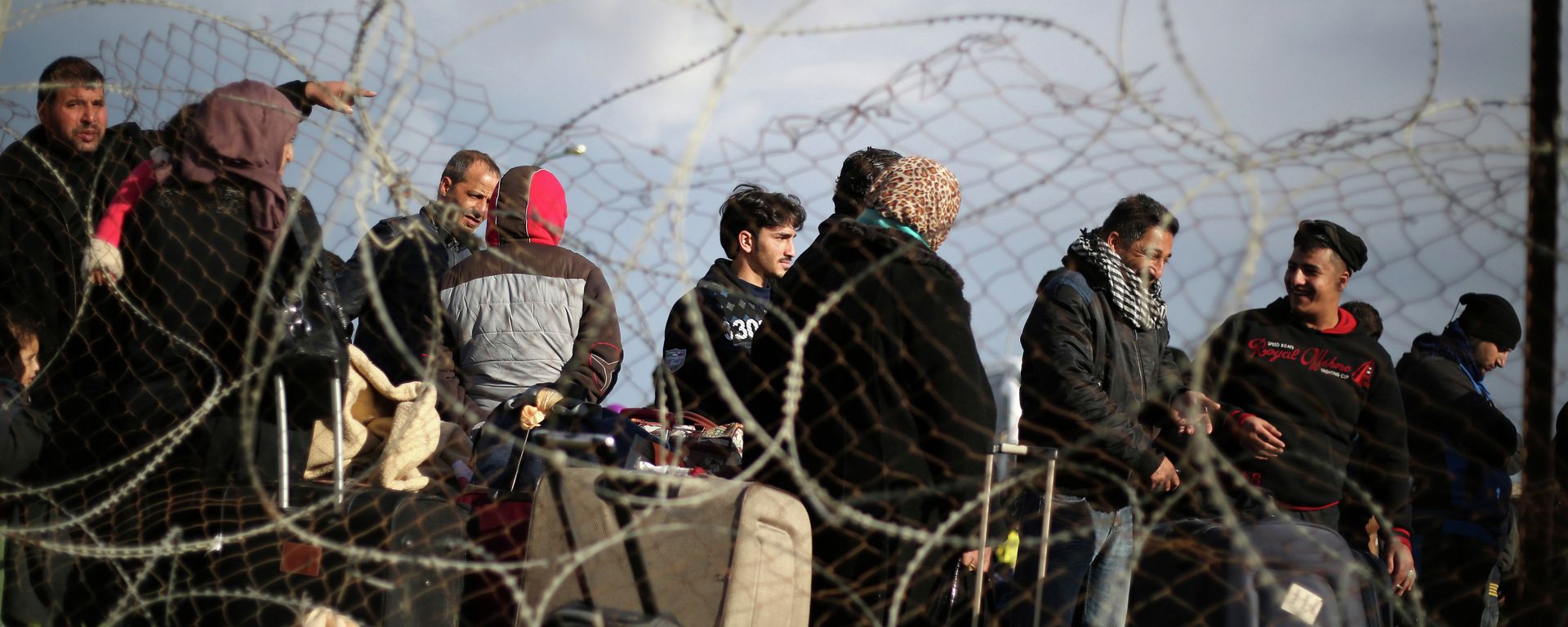 Palestinians await permission to enter Egypt as they gather inside the Rafah border crossing between Egypt and southern Gaza Strip on December 21, 2014 - Sputnik International, 1920, 30.05.2024
