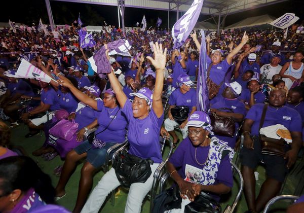 Supporters of Suriname's President Desi Bouterse, who chairs the ruling National Democratic Party (NDP), attend his final campaign rally ahead of the May 25th parliamentary elections, at the party headquarters in Paramaribo, May 23, 2015 - Sputnik International