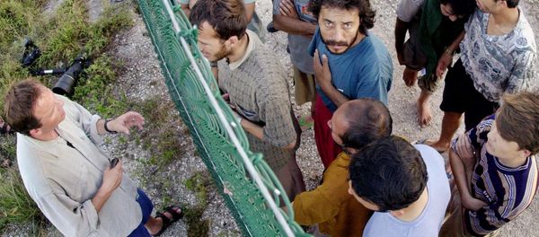 Asylum seekers at Australia's detention center on the island of Nauru gather on one side of a fence to talk with international journalists about their journey that brought them there. - Sputnik International