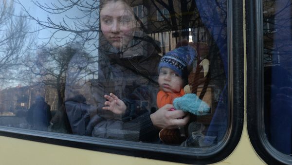Four buses carry refugees from Donetsk to Russia - Sputnik International