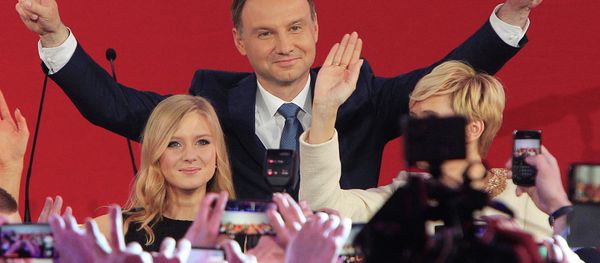 Opposition candidate Andrzej Duda, with daughter Kinga greet supporters as first exit polls in the presidential runoff voting are announced, in Warsaw, Poland, Sunday, May 24, 2015 - Sputnik International