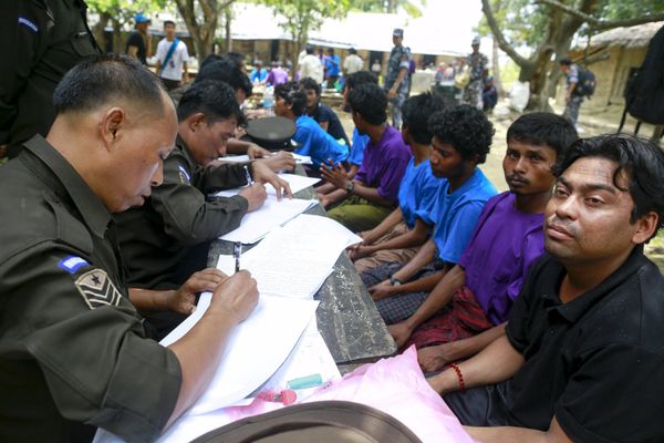 Rohingya Muslims from Myanmar, who were rescued by the Myanmar navy alongside Bangladesh refugees, are interviewed by immigration officers at a Muslim religious school used as a temporary refugee camp, at the Aletankyaw village in the Maungdaw township, in Rakhine state May 23, 2015 Rohingya Muslims from Myanmar, who were rescued by the Myanmar navy alongside Bangladesh refugees, are interviewed by immigration officers at a Muslim religious school used as a temporary refugee camp, at the Aletankyaw village in the Maungdaw township, in Rakhine state May 23, 2015 - Sputnik International