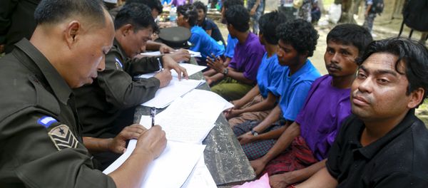 Rohingya Muslims from Myanmar, who were rescued by the Myanmar navy alongside Bangladesh refugees, are interviewed by immigration officers at a Muslim religious school used as a temporary refugee camp, at the Aletankyaw village in the Maungdaw township, in Rakhine state May 23, 2015 - Sputnik International