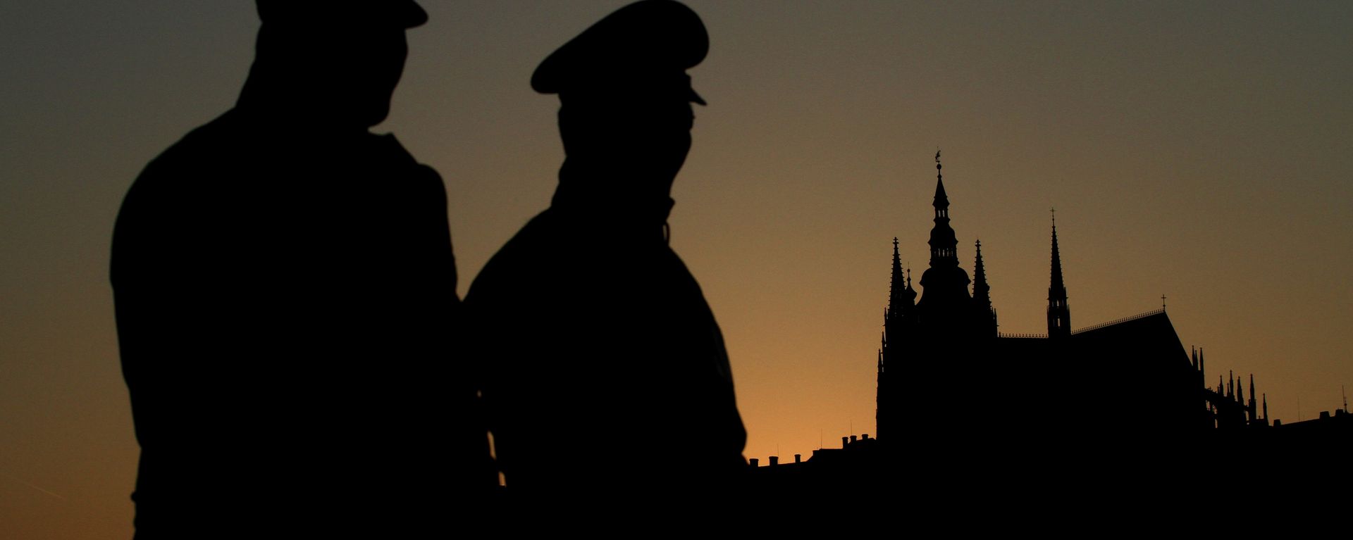 Czech policemen stand guard backdropped by Prague's castle Czech policemen stand guard backdropped by Prague's castle - Sputnik International, 1920, 06.09.2022