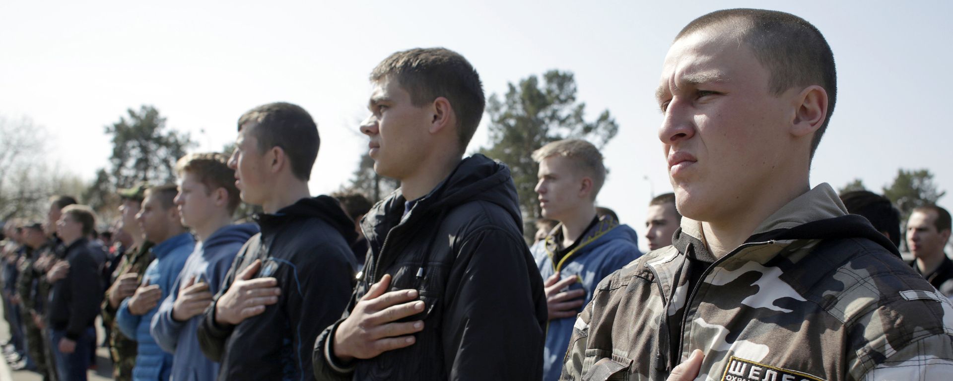 Ukrainian army recruits hold their hands over their hearts as the national anthem is played - Sputnik International, 1920, 05.06.2024