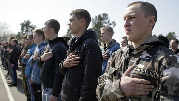 Ukrainian army recruits hold their hands over their hearts as the national anthem is played - Sputnik International