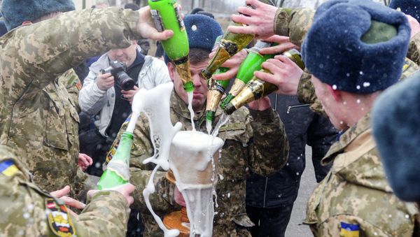 Former cadets of the military faculty of National Technical University pour champagne in northeastern Ukrainian city of Kharkiv - Sputnik International