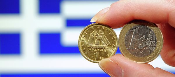 A person holding a 1 euro coin (R) and Greek 1 drachma coin in front of a Greek national flag - Sputnik International