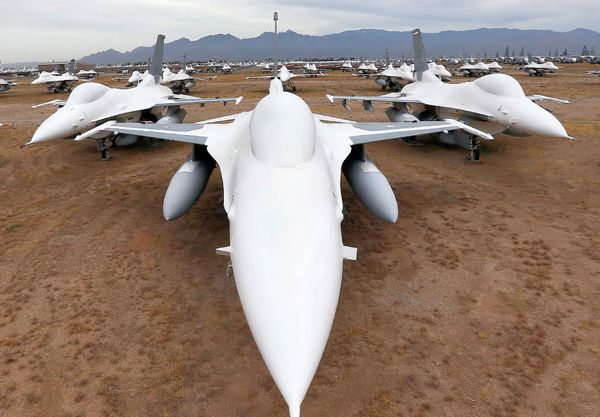 F-16 Fighting Falcons sit in a field along Miami St. at the 309th Aerospace Maintenance and Regeneration Group boneyard at Davis-Monthan Air Force Base in Tucson, Ariz - Sputnik International