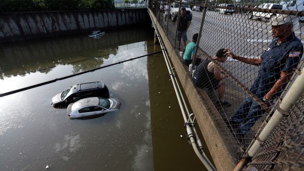 Cars sit in floodwaters along Interstate 45 after heavy overnight rain flooded parts of the highway in Houston, Tuesday, May 26, 2015. - Sputnik International