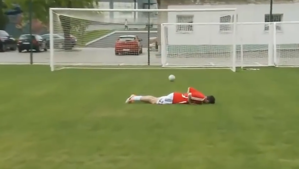 Dizzy Kicks: Professional Footballers Take a Swing - Sputnik International