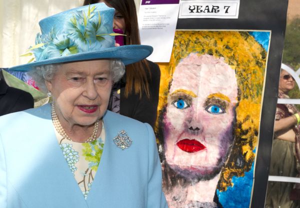 Britain's Queen Elizabeth II walks past a pop-art style painting of former British prime minister Margaret Thatcher. Britain's Queen Elizabeth II walks past a pop-art style painting of former British prime minister Margaret Thatcher. - Sputnik International