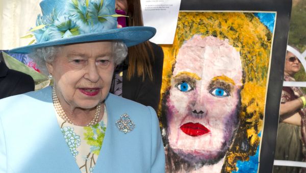 Britain's Queen Elizabeth II walks past a pop-art style painting of former British prime minister Margaret Thatcher. Britain's Queen Elizabeth II walks past a pop-art style painting of former British prime minister Margaret Thatcher. - Sputnik International