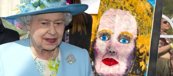 Britain's Queen Elizabeth II walks past a pop-art style painting of former British prime minister Margaret Thatcher. Britain's Queen Elizabeth II walks past a pop-art style painting of former British prime minister Margaret Thatcher. - Sputnik International