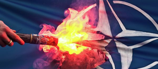 NATO flag set on fire by protesters - Sputnik International