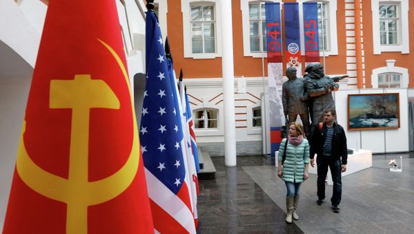 Visitors view exhibits at the opening of the exhibition Daily Challenges of Arctic Convoys, dedicated to the 70th anniversary of victory in the Great Patriotic War. - Sputnik International