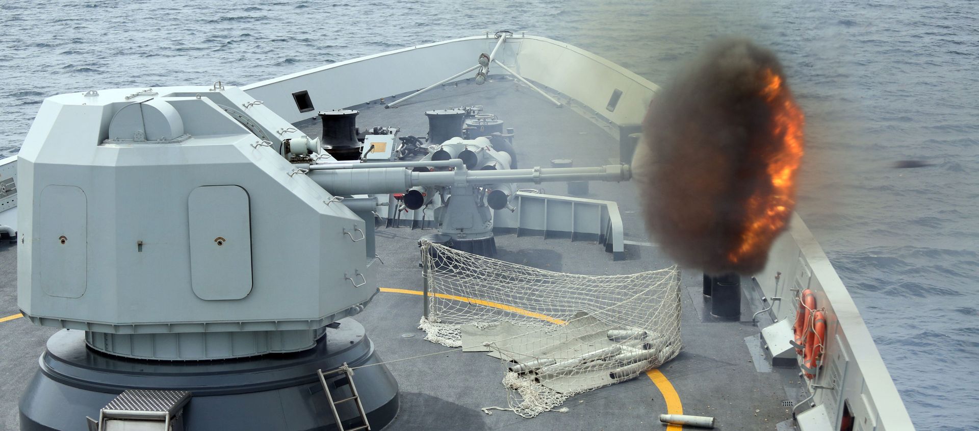In this Sunday, May 24, 2015 photo released by China's Xinhua News Agency, an anti-surface gunnery is fired from China's Navy missile frigate Yulin during the Exercise Maritime Cooperation 2015 by Singapore and Chinese navies in the South China Sea In this Sunday, May 24, 2015 photo released by China's Xinhua News Agency, an anti-surface gunnery is fired from China's Navy missile frigate Yulin during the Exercise Maritime Cooperation 2015 by Singapore and Chinese navies in the South China Sea - Sputnik International, 1920, 26.01.2021