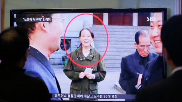 People watch a TV news program showing Kim Yo Jong, North Korean leader Kim Jong Un's younger sister, at Seoul Railway Station in Seoul, South Korea - Sputnik International
