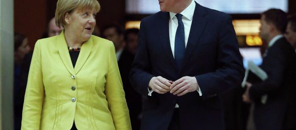 German Chancellor Angela Merkel, left walks with British Prime Minister David Cameron. - Sputnik International