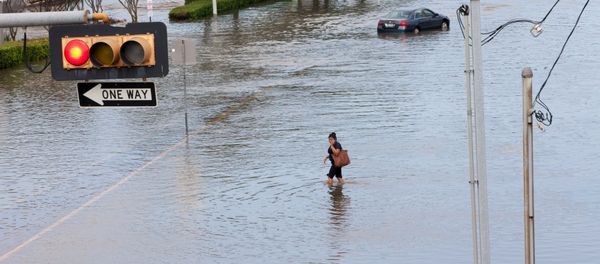 A woman walks in the flood waters in southwest Houston, Texas May 26, 2015 A woman walks in the flood waters in southwest Houston, Texas May 26, 2015 - Sputnik International