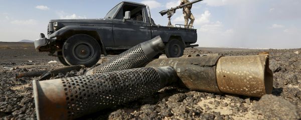 A fighter of the anti-Houthi Popular Resistance Committees stands on a truck during fighting with Houthi fighters near Yemen's northern city of Marib May 29, 2015 - Sputnik International